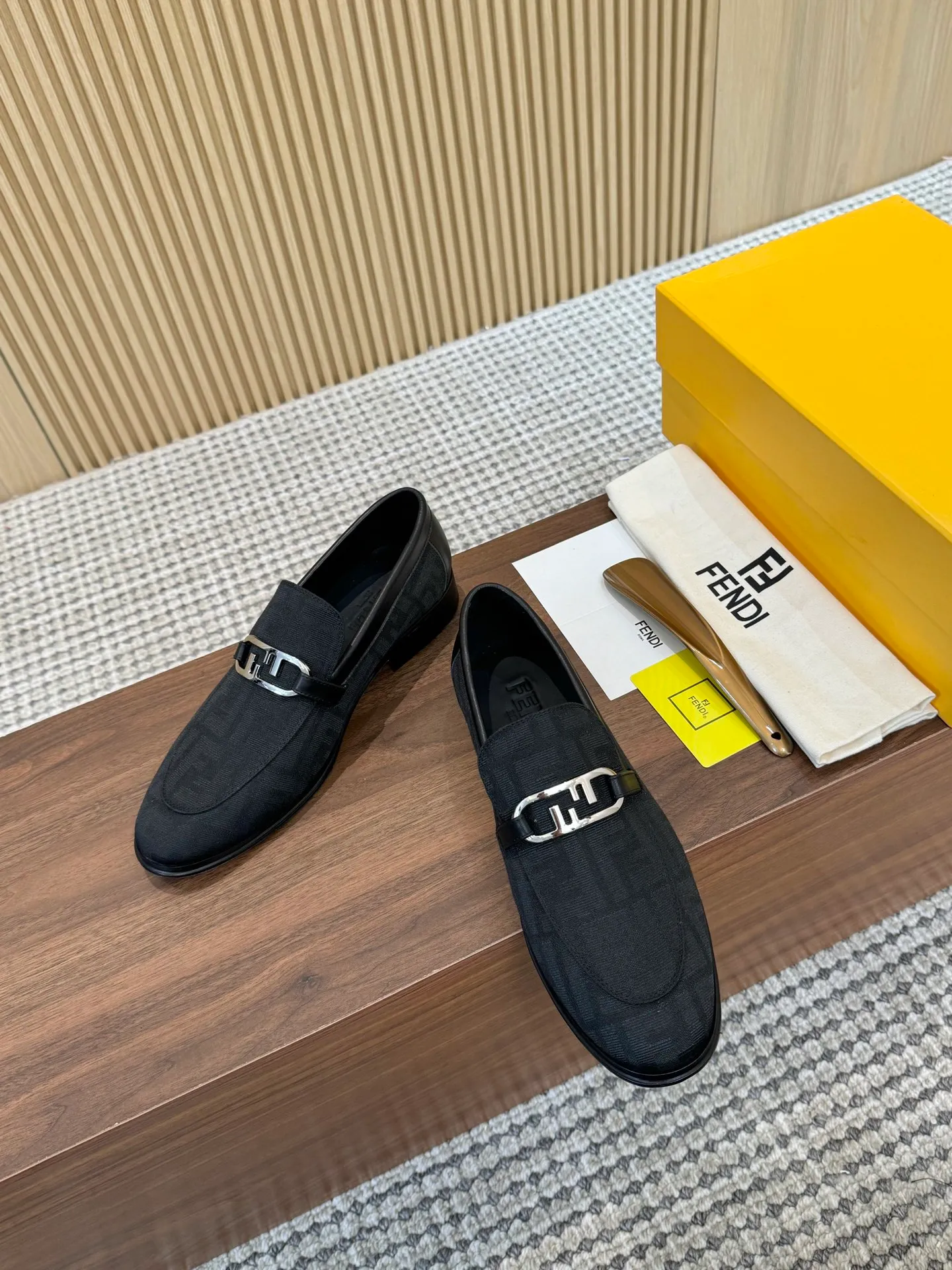 [FENDI] Top P: 980💰 ▪️Size: Men's 39-44. (Customized at 38.45.46) Fendi men's business casual leather shoes Imported brand cloth/calfskin/open edge beads/brand logo printing -Inside: Comfortable cowhide lining -Outsole: Genuine leather outsole with rubber backing embedded in the heel, perfect injection molding -Ultra-high quality control·Fine workmanship: highlighted (high-end·luxury·grade)